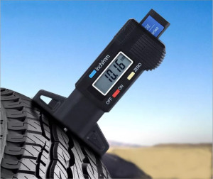 Digitális gumiabroncs profilmélység mérő, 0~25.4mm, LCD kijelző, hordozható