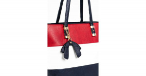 Sötétkék/fehér/piros válltáska táskadísszel