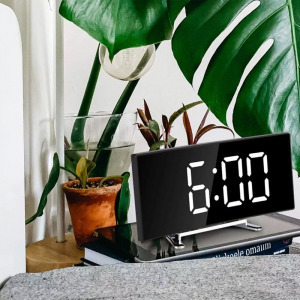 Digitális ébresztőóra ívelt LCD kijelzővel