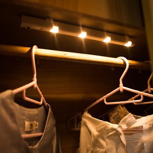 Mozgásérzékelős szekrényvilágítás 4 leddel