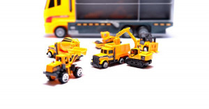 Munkagép szállító kamion, 6db fém építőipari munkagéppel