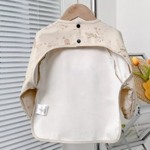 Vízálló hosszú ujjú előke ruha babáknak bézs