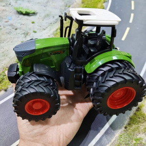 Nyolckerekű szimulált játék traktor