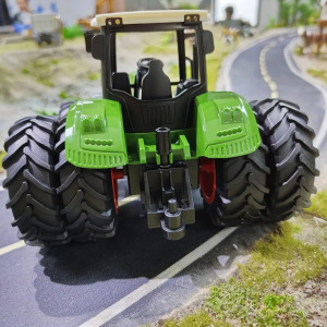 Nyolckerekű szimulált játék traktor