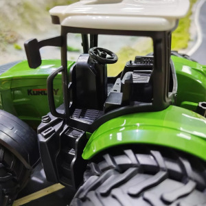 Nyolckerekű szimulált játék traktor