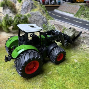 1/24 méretarányú traktor játékkészlet rakodókarral és széna bálákkal
