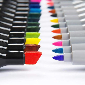 Kétvégű alkoholos marker készlet kézitáskában