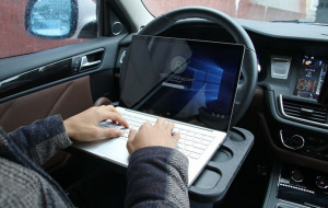 Kormányra tehető laptoptartó, tálca