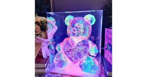 Akril maci rózsaszín szívvel díszdobozban, LED világítással 25 cm