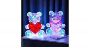 Akril maci rózsaszín szívvel díszdobozban, LED világítással 25 cm