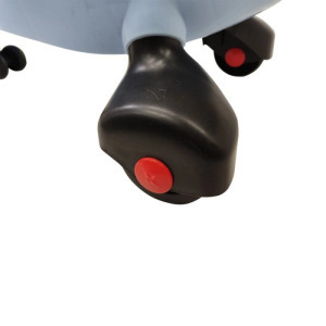 Pedál nélküli kicsi kék kocsi