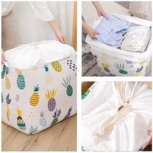 Nagy kapacitású összehajtható ruhatároló fülekkel, húzózsinórral ananász