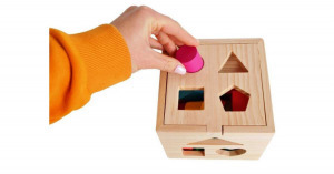 Színes fa válogató kocka, fejlesztő játék