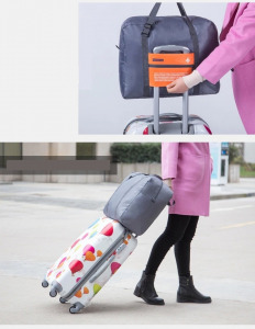 Kézipoggyász méretű, összehajtható táska, zöld