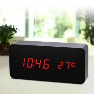 LED-es ébresztőóra , hanghatásokkal irányítható, fa borítású